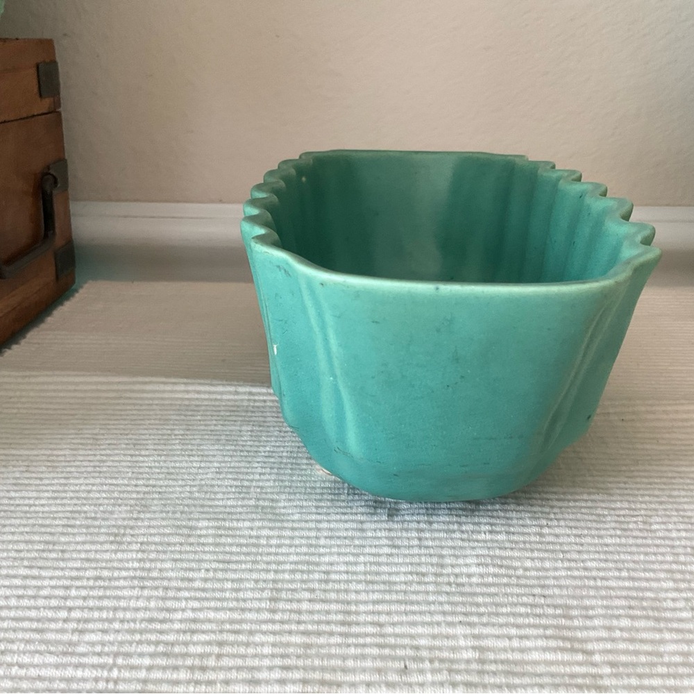 Brush Pottery 400-8 Scalloped Teal Green Ceramic Planter - Picture 5 of 9